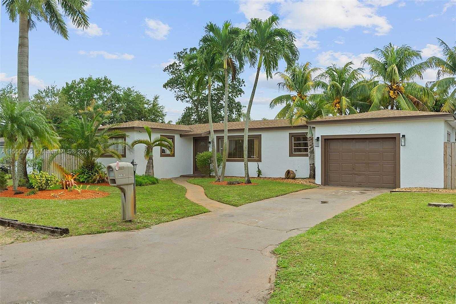 6950 14th St, Pembroke Pines, Single Family Home,  for sale, Dale Largie, CPA, SFR, LIFESTYLE INTERNATIONAL REALTY