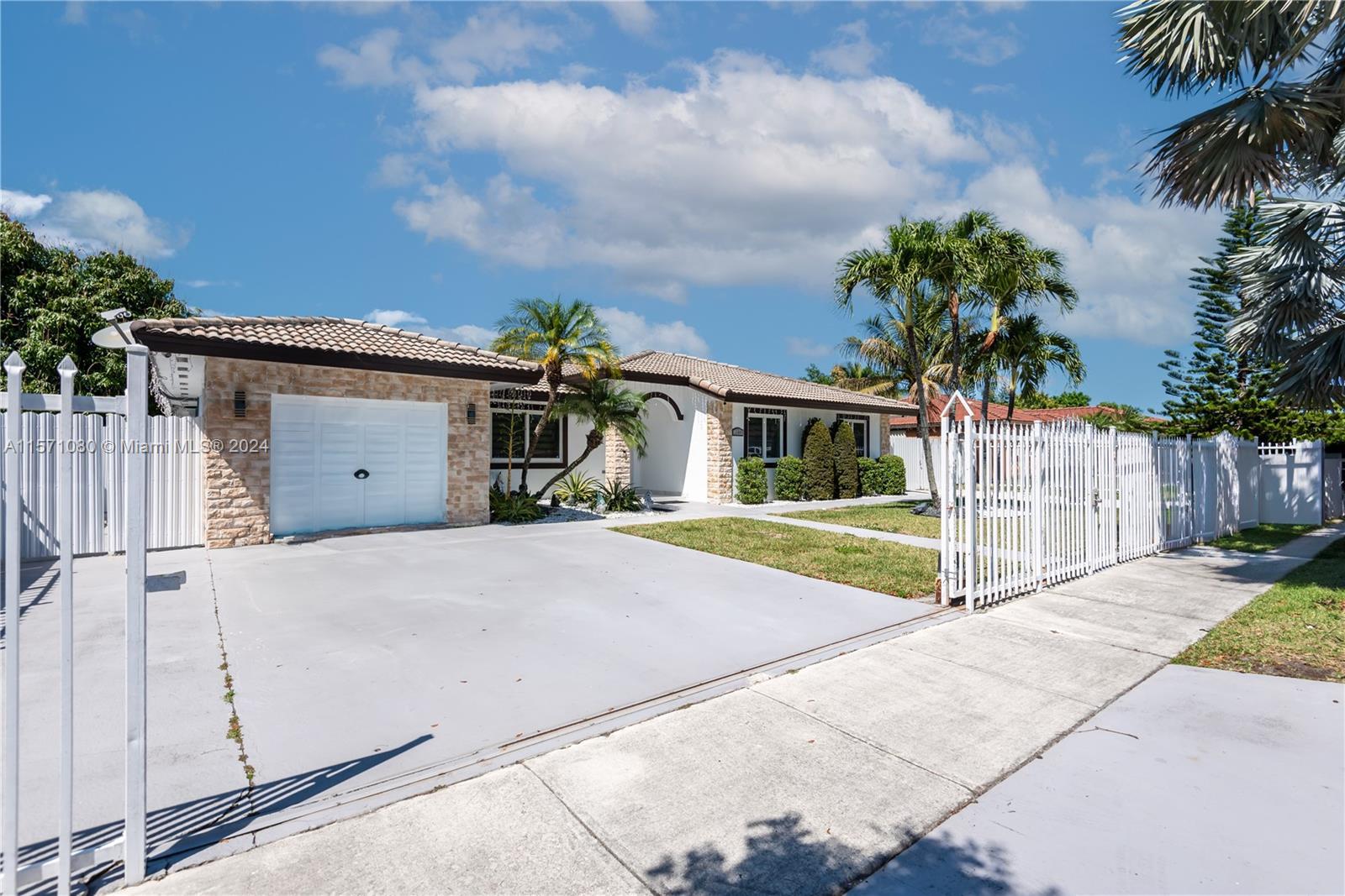 12485 220th St, Miami, Single Family Home,  for sale, Dale Largie, CPA, SFR, LIFESTYLE INTERNATIONAL REALTY